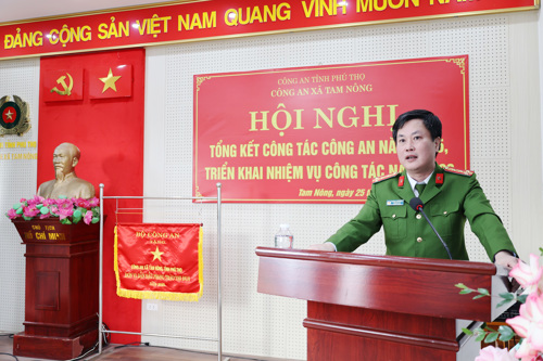 Đại tá Trương Quang Hải - Phó Giám đốc Công an Tỉnh Phú Thọ khen thưởng, tặng hoa chúc mừng và phát biểu chỉ đạo tại hội nghị