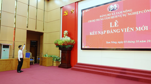 Đảng viên Trịnh Quang Toàn tuyên thệ