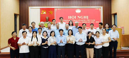 Các đại biểu chụp ảnh lưu niệm