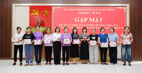 Đồng chí Cao Thị Thu Phương - UVBTV, Phó Chủ tịch UBND xã Tam Nông và đồng chí Vũ Thị Thu Thắng - Bí thư Chi bộ, Giám đốc Trạm Y tế tặng quà cho các đồng chí không tiếp tục tham gia công tác