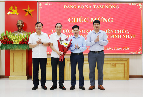 Thường trực Đảng ủy xã tặng hoa chúc mừng sinh nhật đồng chí Đỗ Hùng Sơn - PBT Đảng ủy, Chủ tịch UBND xã