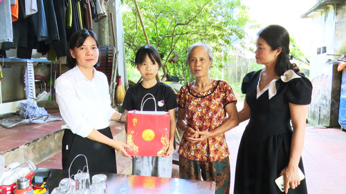 Đồng chí Cao Thị Thu Phương – UVBTV, Phó Chủ tịch UBND xã Tam Nông trao quà tại Khu 6 Dân Quyền