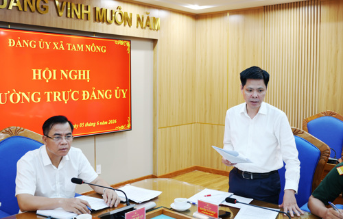 Đồng chí Nguyễn Tuấn Ngọc - Phó Bí thư Thường trực Đảng ủy phát biểu tại hội nghị