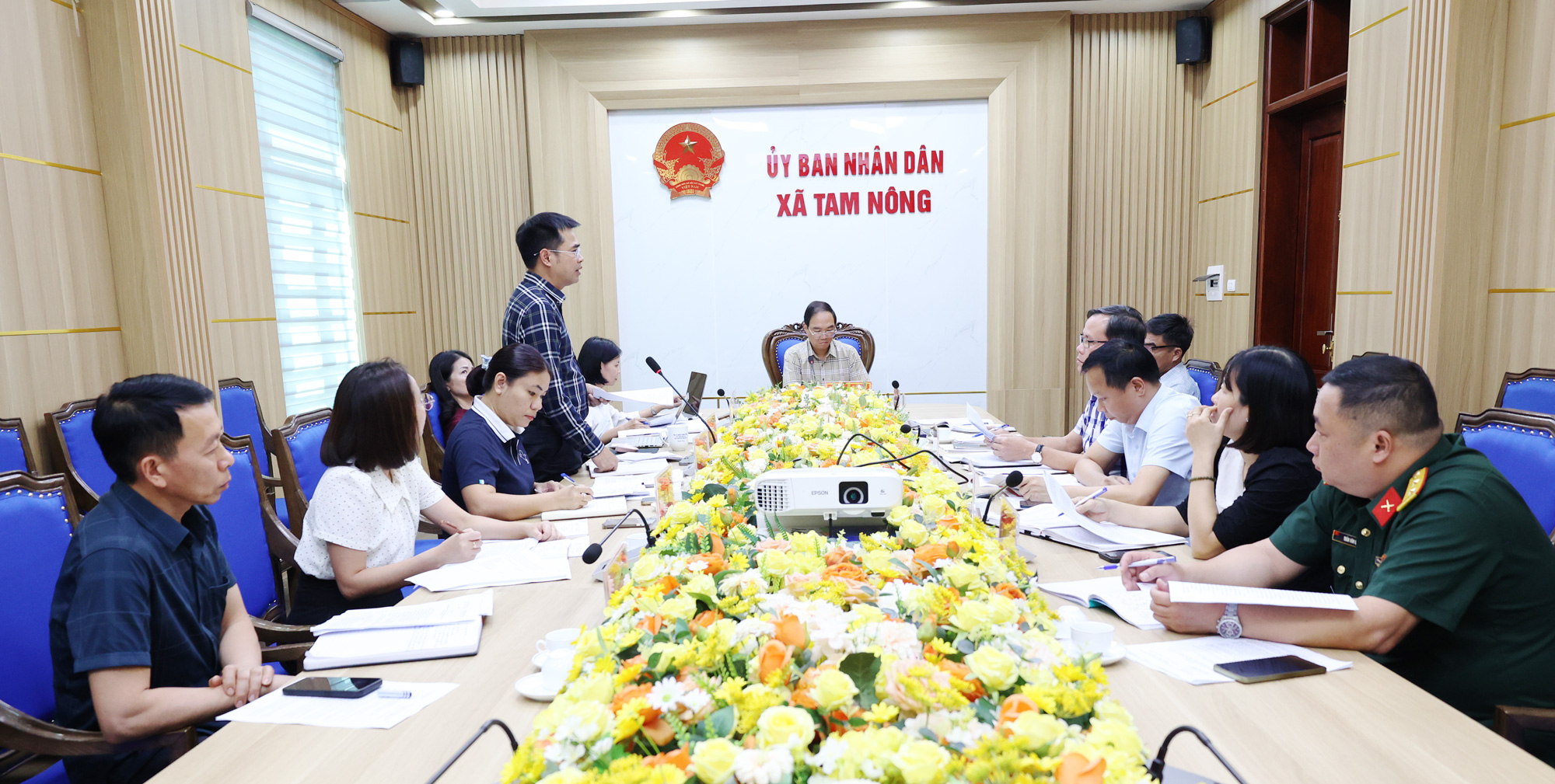 Chủ tịch UBND xã Tam Nông - Đỗ Hùng Sơn nghe các phòng, đơn vị báo cáo nhiều nội dung quan trọng.