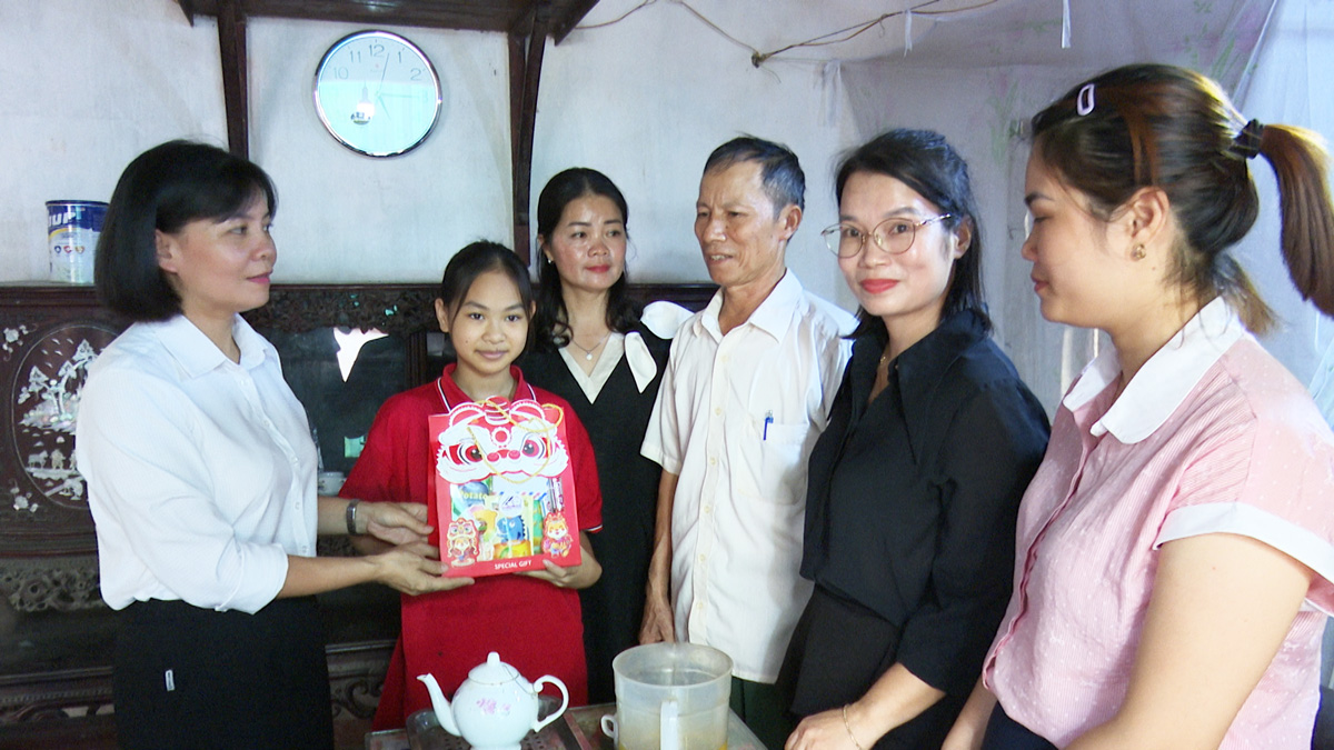 UBND xã Tam Nông trao quà Trung thu cho các cháu học sinh nghèo vượt khó.