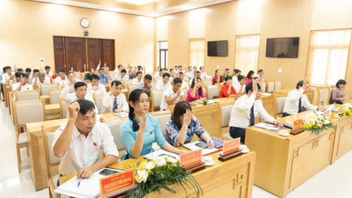 Các đại biểu biểu quyết thông qua các Nghị quyết tại kỳ họp