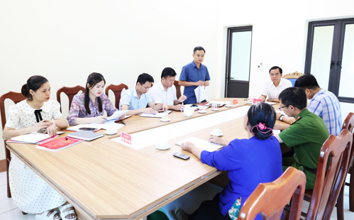 Lãnh đạo UBND xã trả lời ý kiến của công dân