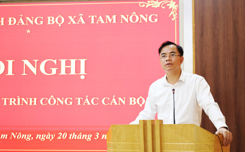 Đồng chí Quách Hải Lý - Bí thư Đảng ủy, Chủ tịch HĐND xã phát biểu chỉ đạo tại hội nghị