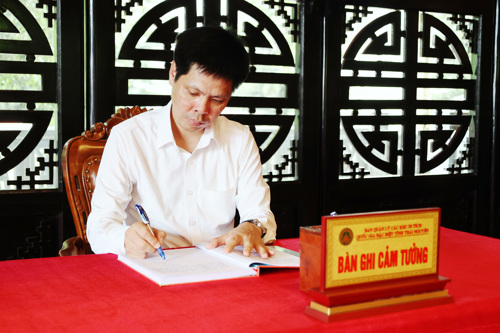 Đồng chí Nguyễn Tuấn Ngọc - Phó Bí thư Thường trực Đảng ủy xã Tam Nông ghi cảm tưởng vào Sổ lưu niệm