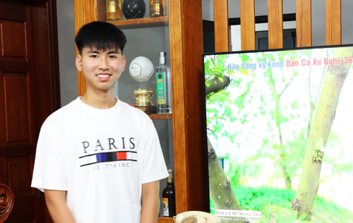 Cầu thủ Đào Quý Vương phát biểu cảm ơn lãnh đạo xã Tam Nông