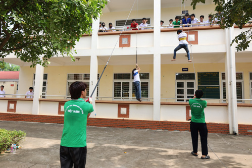 Cách đu dây thoát hiểm
