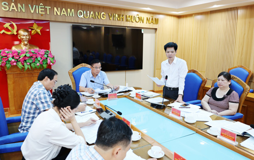 Đồng chí Nguyễn Tuấn Ngọc - PBT Thường trực Đảng ủy xã phát biểu tại hội nghị