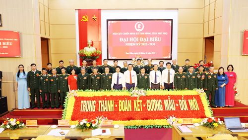 Đại biểu chụp ảnh lưu niệm với BCH Hội Cựu Chiến binh xã Tam Nông nhiệm kỳ 2025-2030