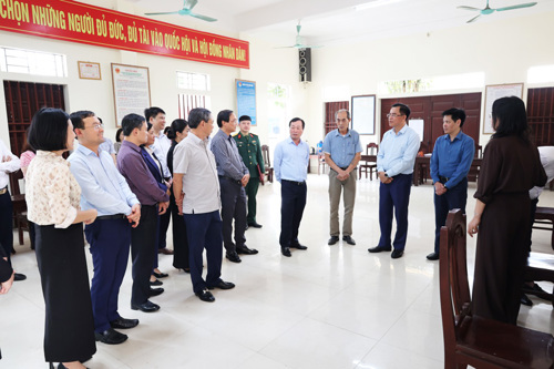 Lãnh đạo Tỉnh nghe khu và xã báo cáo nhanh về công tác chuẩn bị cho Bầu cử