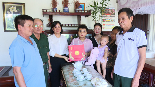Đồng chí Cao Thị Thu Phương – UVBTV, Phó Chủ tịch UBND xã Tam Nông trao quà tại Khu 9 Hương Nộn