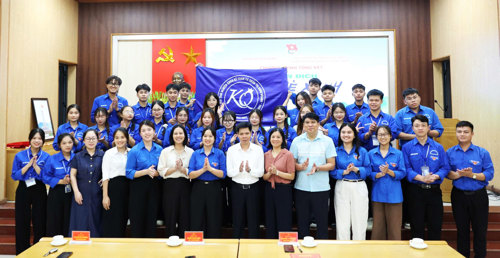 Các đồng chí lãnh đạo xã Tam Nông chụp ảnh lưu niệm với các bạn sinh viên tình nguyện của Học viện Nông nghiệp Việt Nam