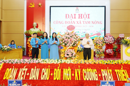 Lãnh đạo xã Thọ Văn tặng hoa chúc mừng