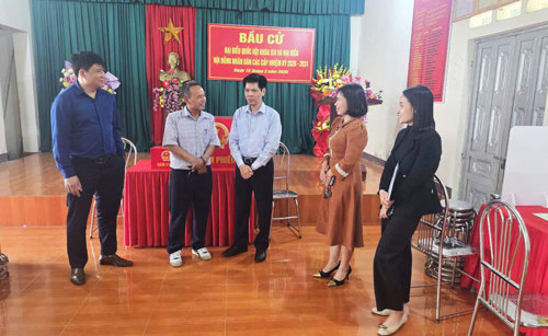 Đoàn kiểm tra tại Nhà văn hoá khu 11 Dân Quyền