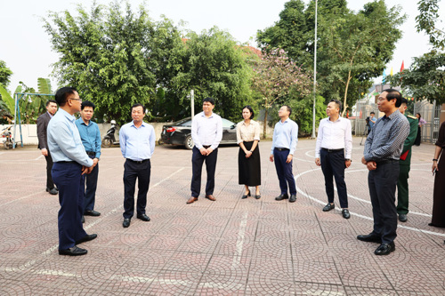 Đồng chí Bùi Văn Quang - Phó Bí thư Tỉnh ủy, Chủ tịch HĐND tỉnh Phú Thọ kiểm tra công tác chuẩn bị bầu cử tại Nhà Văn hóa khu 3 Hương Nộn, xã Tam Nông