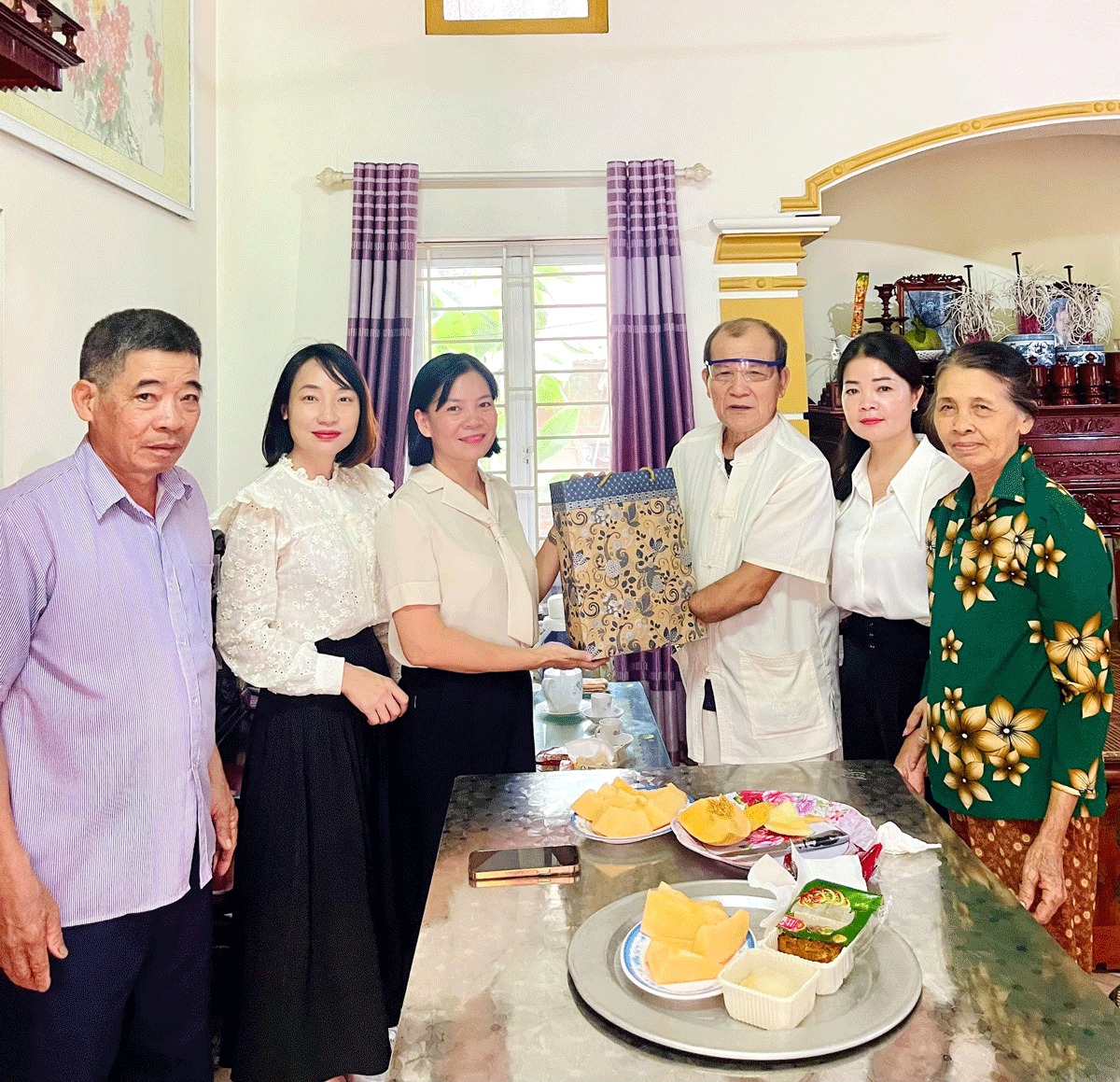 Xã Tam Nông phối hợp trao quà cho Thương binh nặng  có tỷ lệ thương tật từ 81% trở lên. 