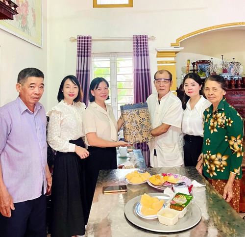 Tặng quà cho Thương binh Trần Văn Sang - khu 6 Hương Nộn cũ