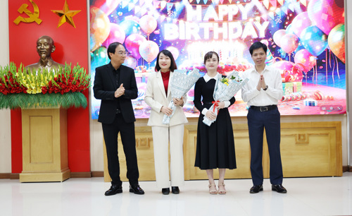 Đồng chí Đỗ Hùng Sơn - Phó Bí thư Đảng ủy; Chủ tịch UBND xã Tam Nông; Đồng chí Nguyễn Tuấn Ngọc - Phó Bí thư Thường trực Đảng ủy xã tặng hoa chúc mừng sinh nhật các đồng chí có ngày sinh trong tháng 12