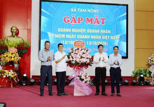 lãnh đạo đại diện Trung tâm Phát triển hạ tầng và Dịch vụ khu công nghiệp