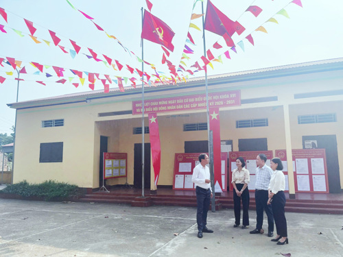 Đồng chí Đỗ Hùng Sơn - Chủ tịch UBBC xã kiểm tra tại Khu 6 Dân Quyền