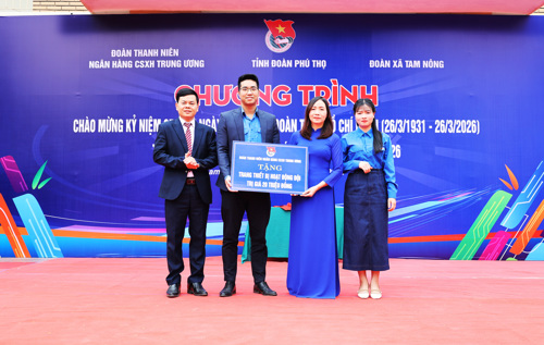 Đoàn NHCSXH Trung ương tặng quà cho Trường THCS Hưng Hóa