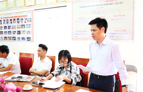 Đồng chí Nguyễn Tuấn Ngọc - Phó Bí thư Thường trực Đảng ủy, Trưởng đoàn quán triệt các nội dung làm việc tại Trường Mầm non Hồng Đà.