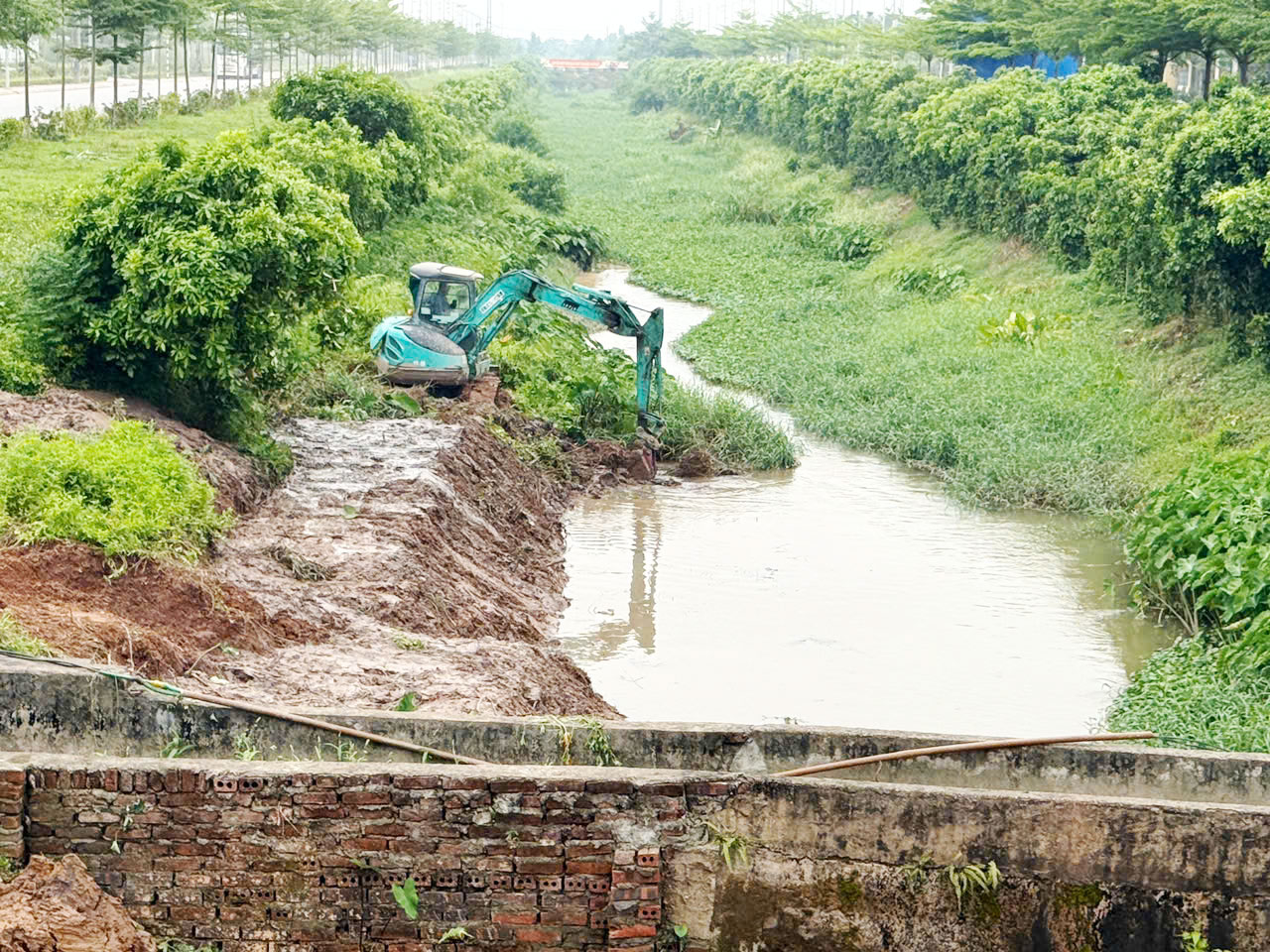 KHẨN TRƯƠNG NẠO VÉT KHƠI THÔNG DÒNG CHẢY HƠN 1KM NGÒI QUA KCN TRUNG HÀ.