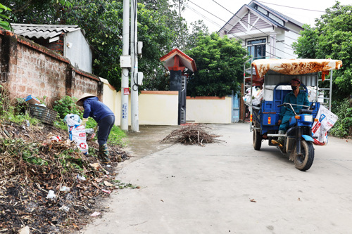 Công nhân môi trường tích cực thu gom rác thải sinh hoạt dọc các tuyến đường dân sinh.