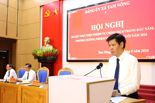 Đồng chí Nguyễn Tuấn Ngọc - Phó Bí thư Thường trực Đảng ủy xã phát biểu tại hội nghị