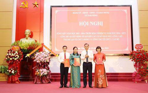 Đồng chí Quách Hải Lý - Bí thư Đảng ủy trao Quyết định cho Lãnh đạo 3 đơn vị cấp Mầm Non. Tiểu học và THCS trên địa bàn