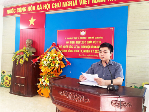 Ông Nguyễn Chí Hiếu - Bí thư Chi đoàn 3 Hưng Hóa xã Tam Nông trình bày chương trình hành động