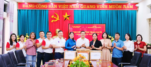 Các đại biểu chụp ảnh lưu niệm tại chương trình