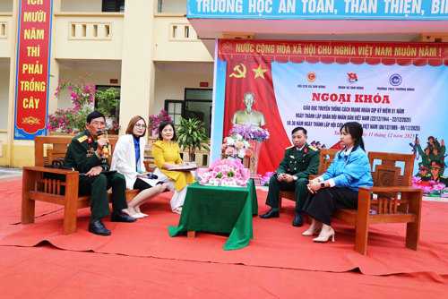 Các đại biểu tham dự buổi ngoại khoá