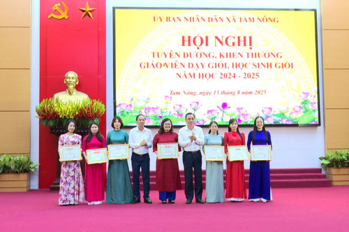 Lãnh đạo xã Tam Nông khen thưởng cho các Giáo viên dạy giỏi