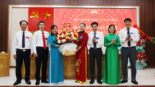 Nhà giáo ưu tú Nguyễn Thị Thành Chung - Phó Chủ tịch Hội Khuyến học tỉnh Phú Thọ phát biểu chúc mừng và cùng lãnh đạo xã tặng hoa chúc mừng Đại hội