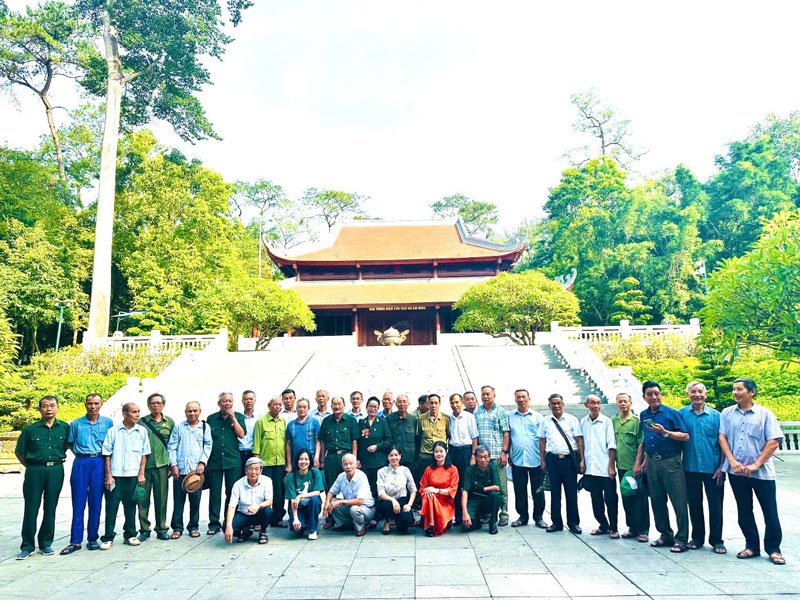 Xã Tam Nông dâng hương, báo công Bác Hồ tại khu di tích lịch sử K9 Đá Chông (Ba Vì – Hà Nội).