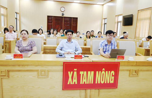 Các đại biểu tham dự hội nhgij tại điểm cầu xã Tam Nông