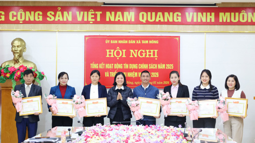 Đồng chí Cao Thị Thu Phương - UVBTV, Phó Chủ tịch UBND xã khen thưởng cho các tập thể, cá nhân