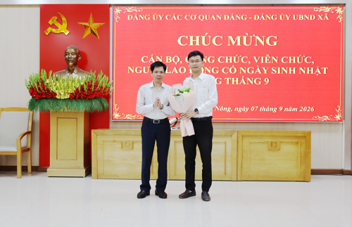Tổ chức chúc mừng các đồng chí cán bộ, CCVC, người lao động có ngày sinh trong tháng 9