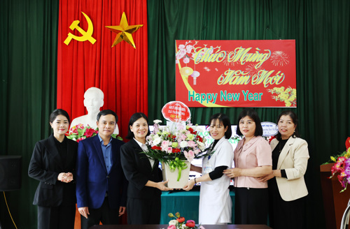 Đồng chí Cao Thị Thu Phương - UVBTV, Phó Chủ tịch UBND xã và đồng chí Nguyễn Ngọc Minh - UVBTV, Phó Chủ tịch UBND xã tặng hoa chúc mừng Trạm Y tế xã Tam Nông