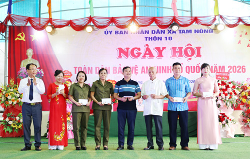 Lãnh đạo xã và thôn khen thưởng cho các cá nhân và tập thể có thành tích trong tham gia các hoạt động VHVN, TDTT chào mừng Ngày hội