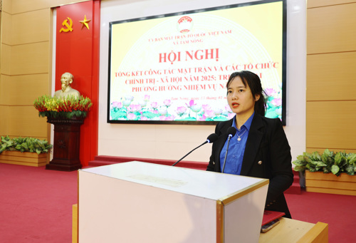 Đồng chí Nguyễn Thị Phương - ĐUV, PCT UBMTTQ, Bí thư Đoàn TNCSHCM xã phát biểu