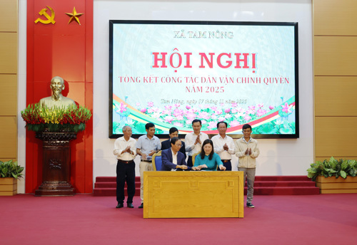 Đồng chí Đỗ Hùng Sơn - Phó Bí thư Đảng ủy, Chủ tịch UBND xã và đồng chí Lê Thị Thu Hiền - UVBTV, Trưởng Ban Xây dựng Đảng xã Tam Nông ký kết chương trình phối hợp công tác Dân vận chính quyền năm 2026