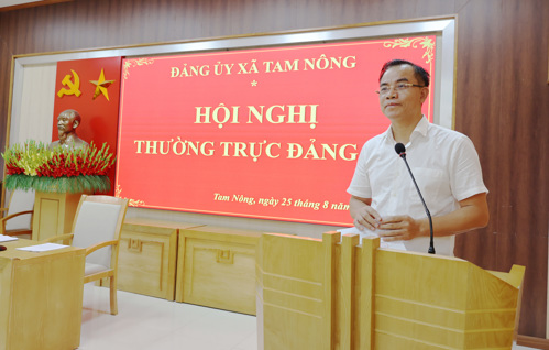 Đồng chí Quách Hải Lý - Bí thư Đảng ủy, Chủ tịch HĐND xã chủ trì hội nghị