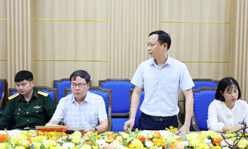 Đồng chí Vũ Quang Hùng - Phó Giám đốc Trung tâm Dịch vụ sự nghiệp công báo cáo