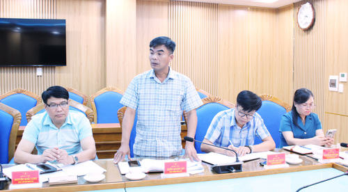 Đồng chí Thiều Quang Lập - UVBTV, Trưởng Công an xã phát biểu tại hội nghị